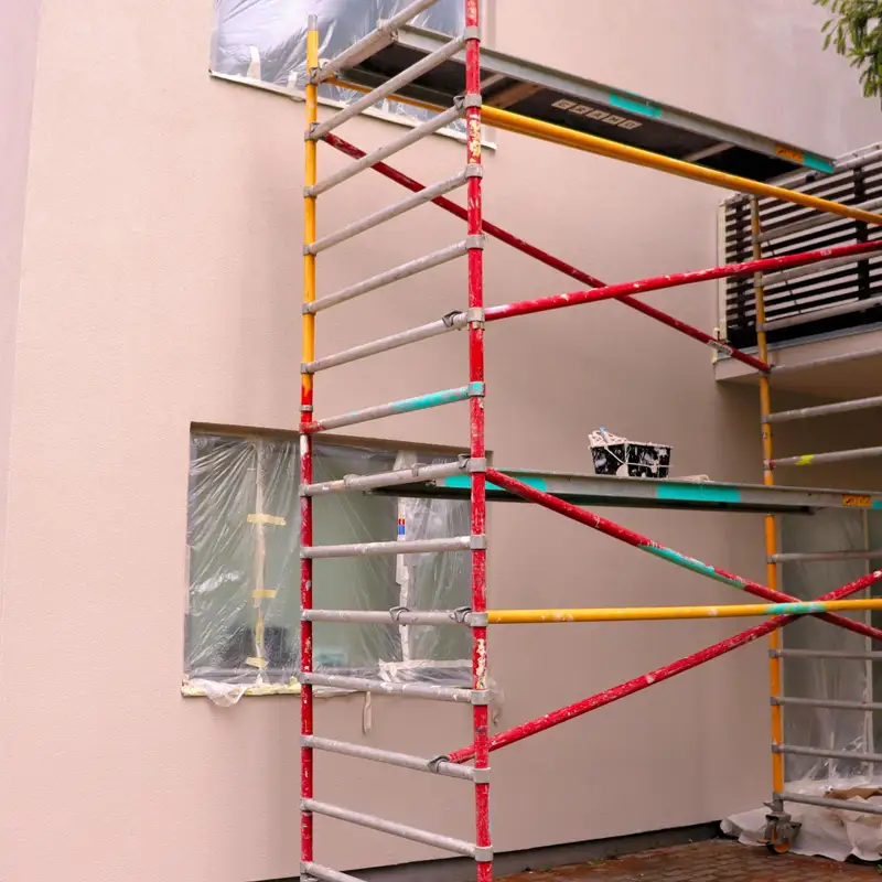 Peinture d'une façade de maison neuve